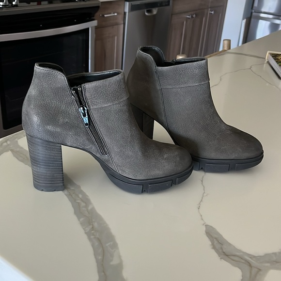NWT NO BOX Paul Green platform boots. Charcoal color. - Picture 2 of 7